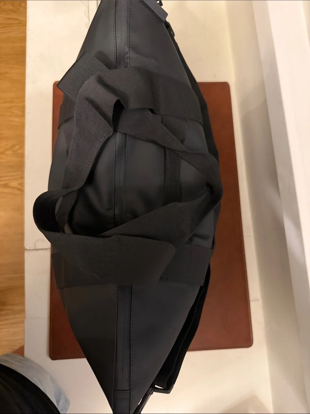 🎂SALE🎂 NWOT 🎂 RAINS 🎂 WATERPROOF TOTE BAG 🎂 BLACK 🎂 MEDIUM - Picture 6 of 8